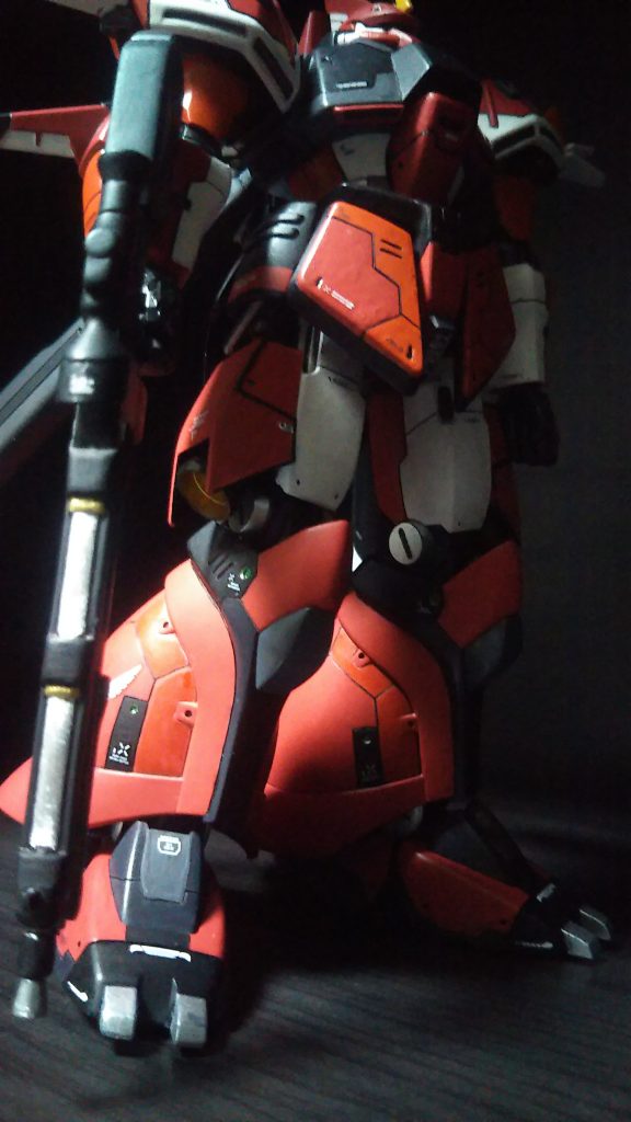 脚部は空戦仕様なので、バーニア等の追加をしたくジャンクで腿部をミキシング。膝間接も変えてます。空戦仕様にしては足首でかくて重そうだな…と感じ、鷹をモチーフにしたこともあって爪っぽい部分が欲しかったのでここもミキシングしました。足首と脛の接続部の下側を切り取り足首を前に出せるように。副産物としてフレアが後ろに下がりスタイリッシュな感じが出たような気がしますがどうでしょう😅？元の足首が大きいだけでなく甲高でもあったので接続部を少し延長し低くならないよう調整したんですが、腿と膝のミキシングによって自然と足長効果が出ていたため更に高身長に笑。ジャンクでくるぶしにディテールも追加してます。