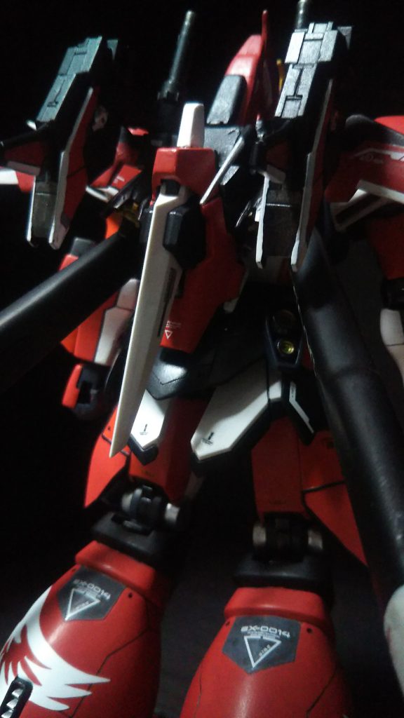 背中の戦闘機はジャンクをメインに30ＭＭのオプションパーツとビルダーズパーツをミキシングして完全別物にしています。工作が荒いのは、脳内設定(※下部)の通り色々いじった結果荒くなったことにしておいてください😅リアスカートは足首と同じ理由で重すぎる感が強かったため半分ほどにカット。どう切るかに30分ほど悩む😅もともとが浮いた形状のため内部が見えすぎてしまうため、バーニアのためのアウタースカート、関節保護のためのインナースカートとしてスカートを二重にしました。