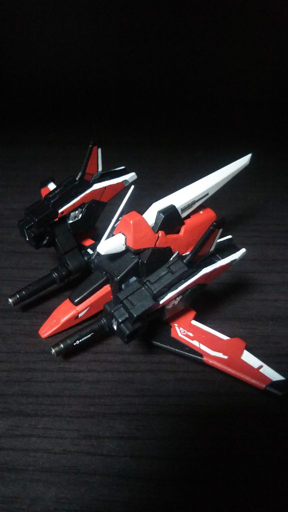 バックパックは単独で飛行し偵察や機銃で戦闘も行える設定にしてます。コクピットは付いてません。ギュネイヤクトの目を貼り付けて鷹っぽくしてあります😀