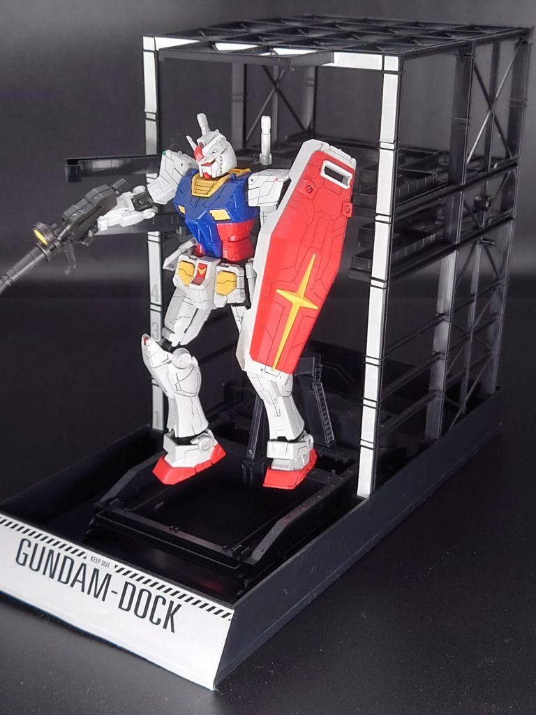 ガンダムデッキのドックが付属で、あの今にも動き出しそうなポージングが再現できてグッドです