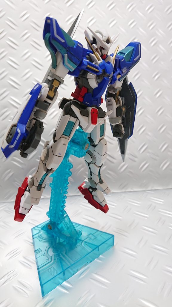 GN粒子で飛んでる良く見る光景腰の剣が無くとビームサーベルが減っていた状態でしたが満足。