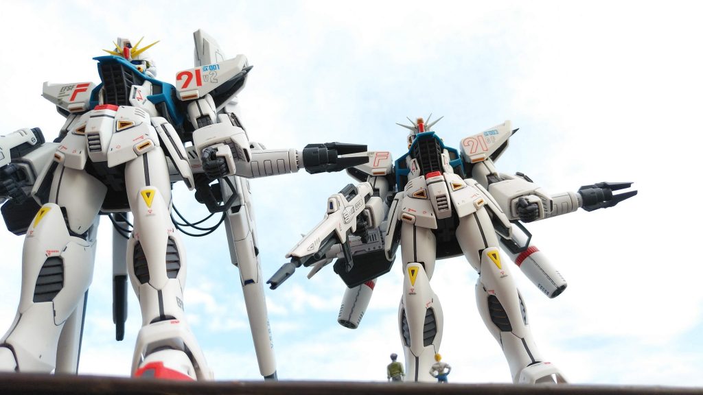 出撃前の二人＝MG付属ツインヴェスバー＝シーブック機バックキャノン＝セシリー機