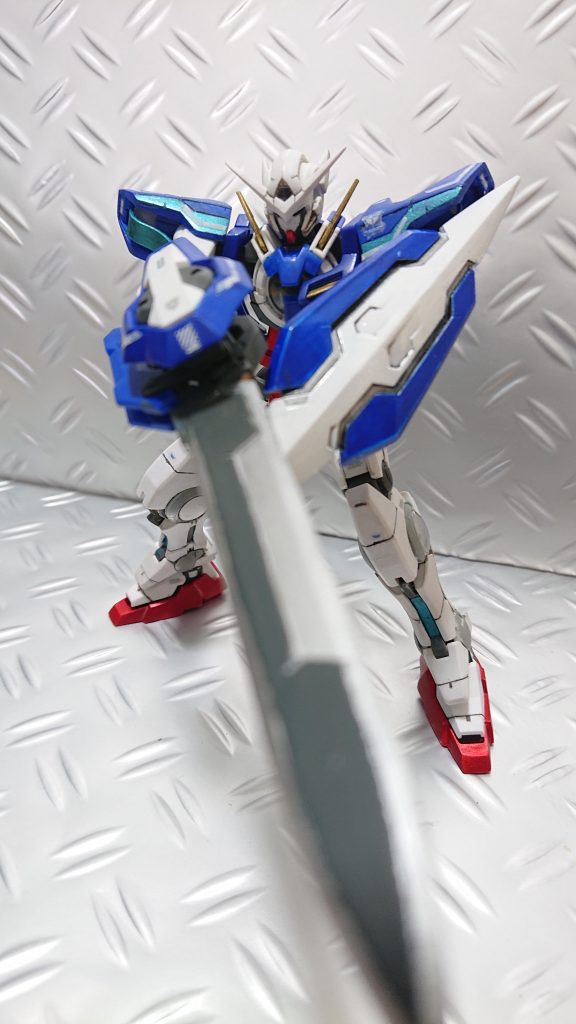 基本筆塗りノーマスキングのお気軽仕様です。GNソードの色分けがバシッと綺麗に直接が出なかったので暈し撮影。