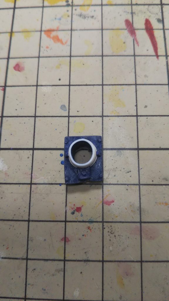 やらかし写真です😭いつも水性塗料を薄めて筆塗りしてドライヤーで乾かして何回も塗る作業方法なのですが 寝ぼけながら作業していたせいでドライヤーを あて過ぎてパーツを熱で変形させてしまいました😱