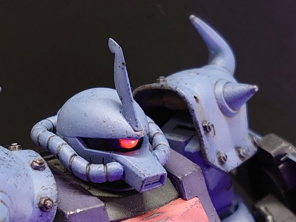 ささいな所ですが角をシャープにヤスリました。モノアイの蛍光ピンクも塗り重ね過ぎるとほとんど赤になりますね。