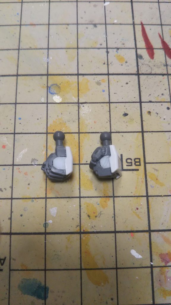 やはり穴空きの握り手は好きになれないので😓プラ棒で穴埋めしました。接着剤は使わず形を整えてハメてあるだけです😅以前はビルダーズパーツの握り手をレジンで複製していたのですが コスト的にプラ棒の方が安上がりかなぁ~と🤔 それに離れて見れば そんなに気にならないと思ったので 今回はプラ棒で穴埋めにしました。