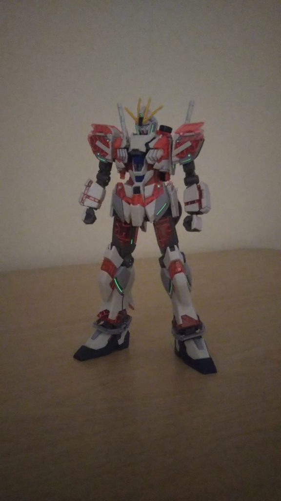 蓄光テープで発光させてる場所がモビルスーツ的に おかしくないか❓と思う方も いらっしゃると思いますが🤔見た目重視です❗️何の設定も ございません❗️気にしないでください❗️🙇後 余談ですがアクリルガッシュは蛍光塗料じゃなくてもUVライトに少し反応する気がします。以前 製作したバンシィ・ノルンをUVライト照射したら わずかに反応しました。サイコフレームのクリアパーツを裏側からアクリルガッシュ・オレンジで筆塗りしました。何故か わかりませんがアクリルガッシュにはわずかに反応します。バーニアなどのUVライトでの表現に利用出来そうな気がします🤔