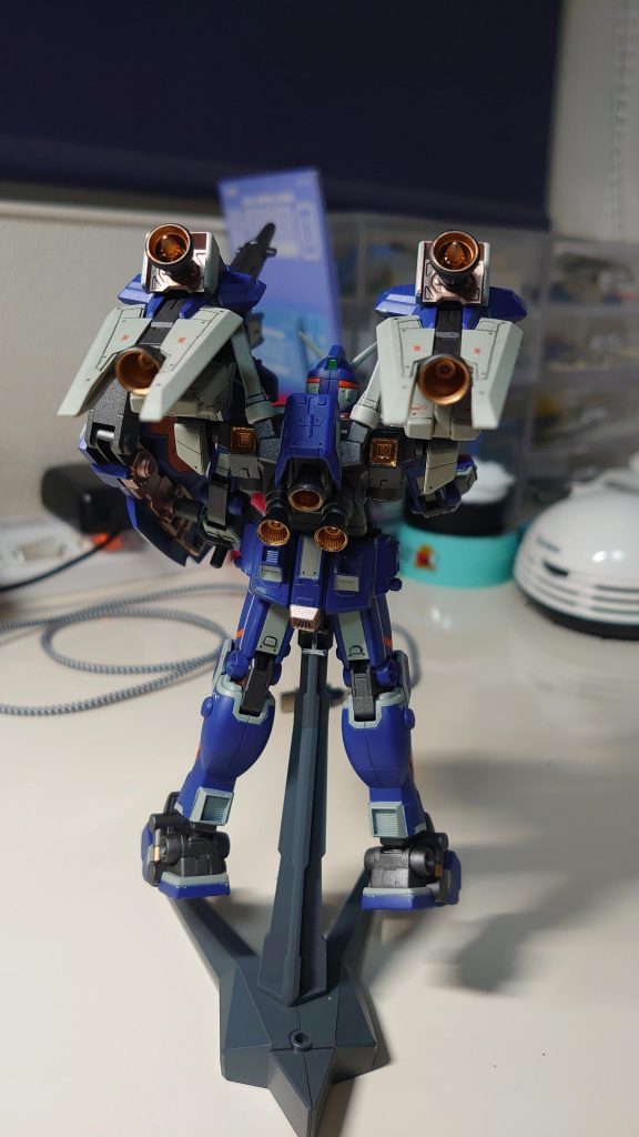 後ろから。あちこちにバーニア追加してます。