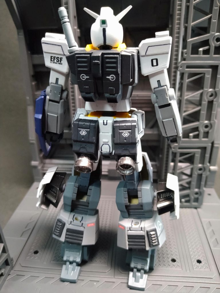 バックパックはスラスターの変更、さらに腰部背面には急ごしらえ感ではあるが、2基のスラスターを装備させた。