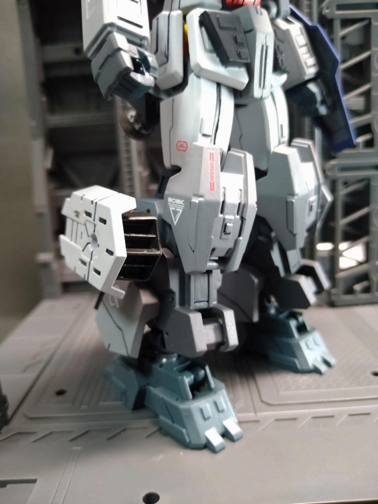 地上での高機動を実現するには、脚部の改善が必須と考えた開発部は、「RX-78-2 ガンダム」を素体に脚部パーツを大型化、加えて左右には大型のスラスターを配備、