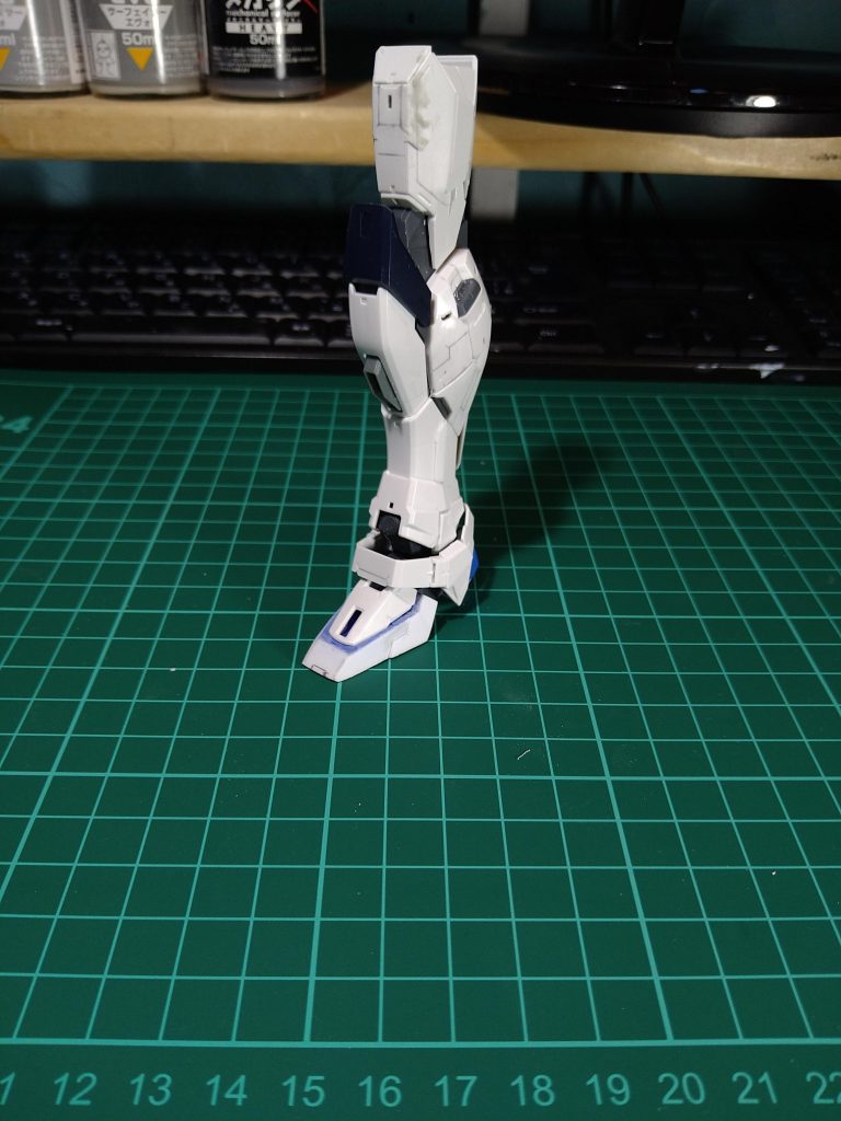 足先をプラ板で大きくし、かかとを１ミリ高くしてありめす。