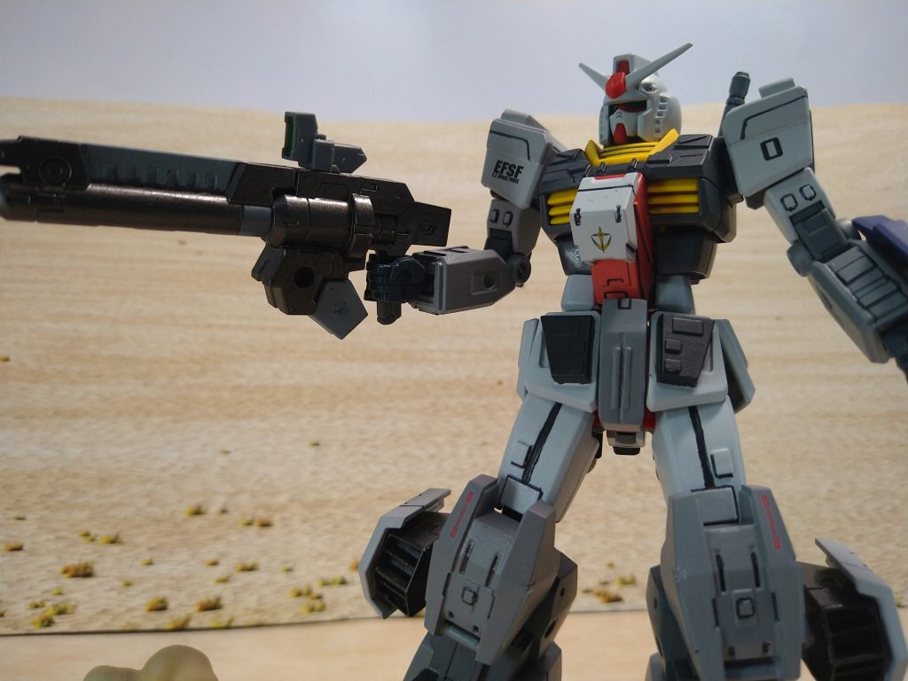 武装面についても通常のビームライフルではなく、高出力の大型ライフルを装備させることで地上戦の高い優位性を確保した。