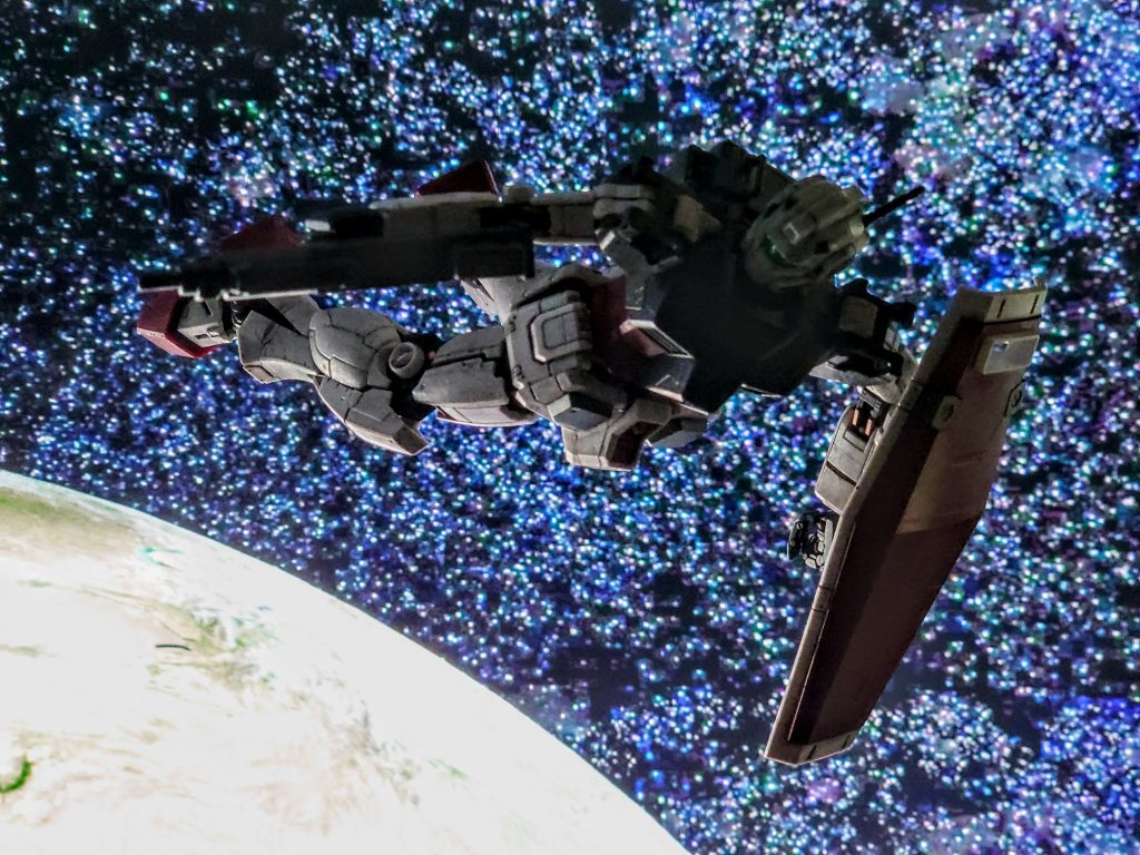 『マニュアルと言えば、まだ地球圏での軌道上の機動がデータ不足なんだよね。さすがにデータが無さすぎて、マニュアルも組めないし』「そっちのマニュアルかよぉぉぉ」『あ、そうそう。月より引力があるから、高度には気をつけるんだよ?』「知ってる」