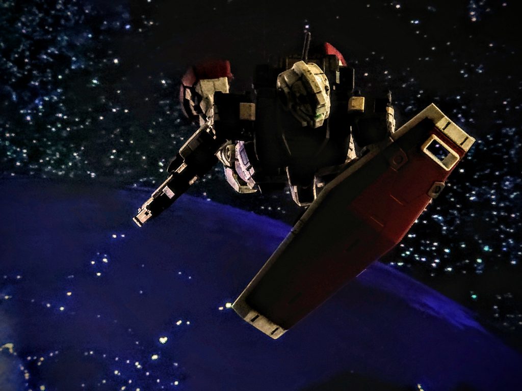 『大丈夫だよ。実はこのサラミスも、大気圏突入ができるからね』「なぁぁにが…大丈夫なのかはわからんけど、やる気…なんだろなー」この日のデータは後に大半が消失して、記録には残ってはいない。俺の記憶には…大気圏突入した一機と一隻は、空中での着艦を成功させそのまま成層圏を航行したのち、大気圏を離脱した。勘弁してくれ…