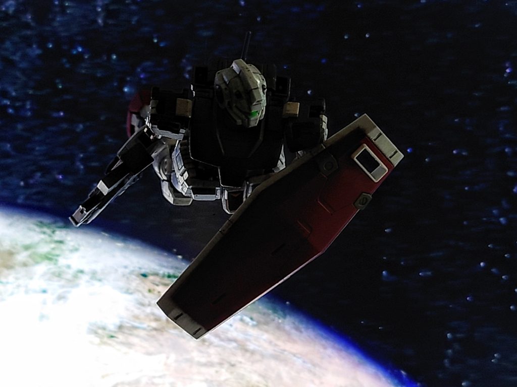 『なんと、大気圏突入ができるんだよねー』「言いやがった。とんでもないことを言いやがったな!」大気圏突入だと? 元から付いてたって? 馬鹿なのか? こんな抵抗の塊みたいなMSが、大気圏突入?『ロマンだよね』「ドカンだよ!!!」