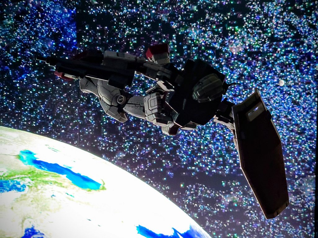 「なんだよっ!? この状況はぁぁぁ!!」気がつけば再び発艦させられ、目の前には青い地球が輝いていた。