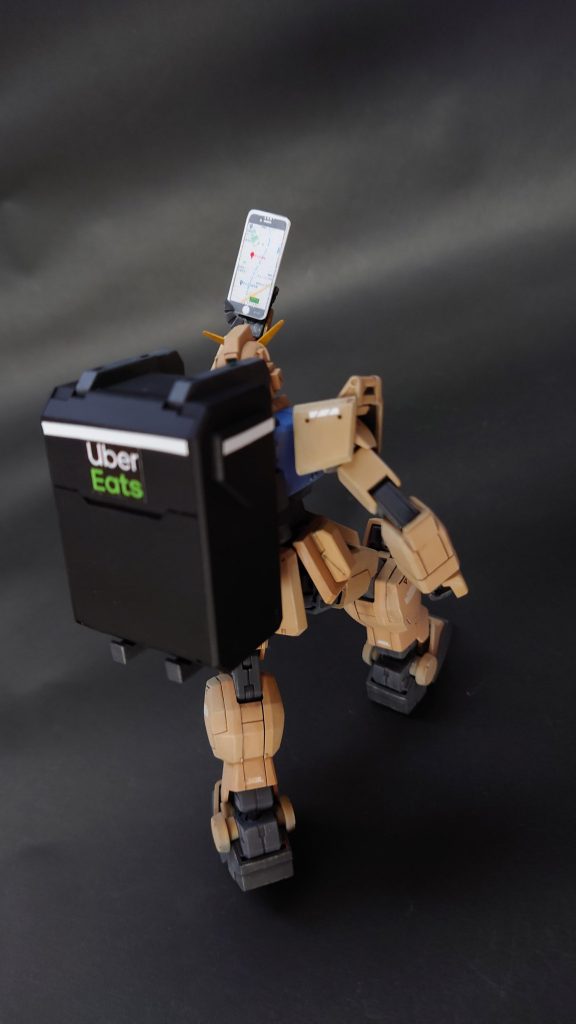 スマホを見るガンダム!