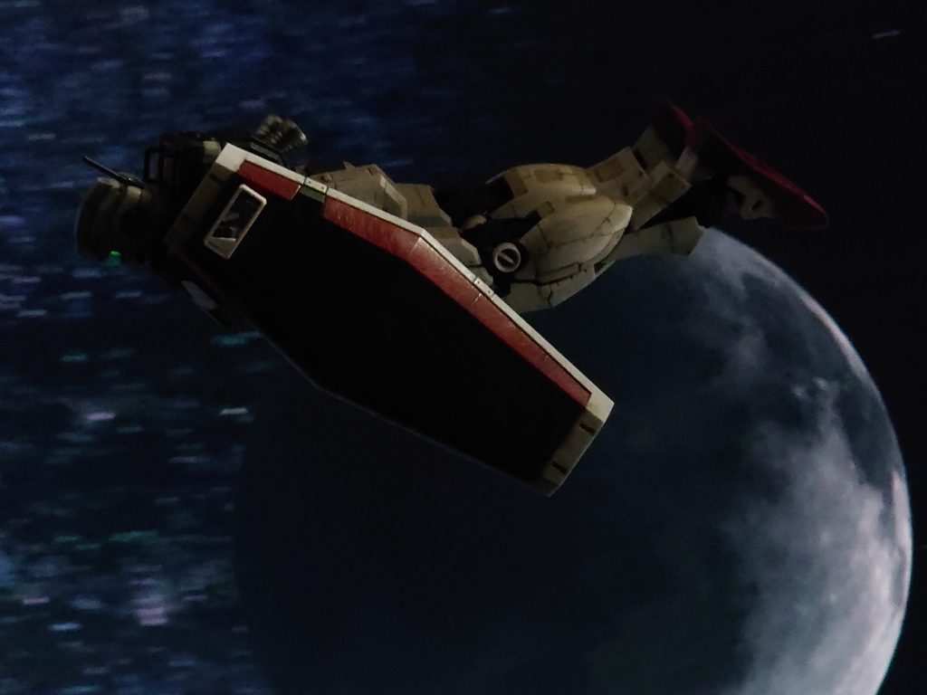 「毎度いきなりだな、おいっ!?」エリアマップには、帰艦不可能距離がレッドラインで表示された。同時に母艦の推定座標が表示されるが、時間と共に範囲が広がっていく。機体を発進させる。引力が弱いとはいえ、一つ間違えば月面着陸だ。月の引力と、機体の角度を計算して進む。