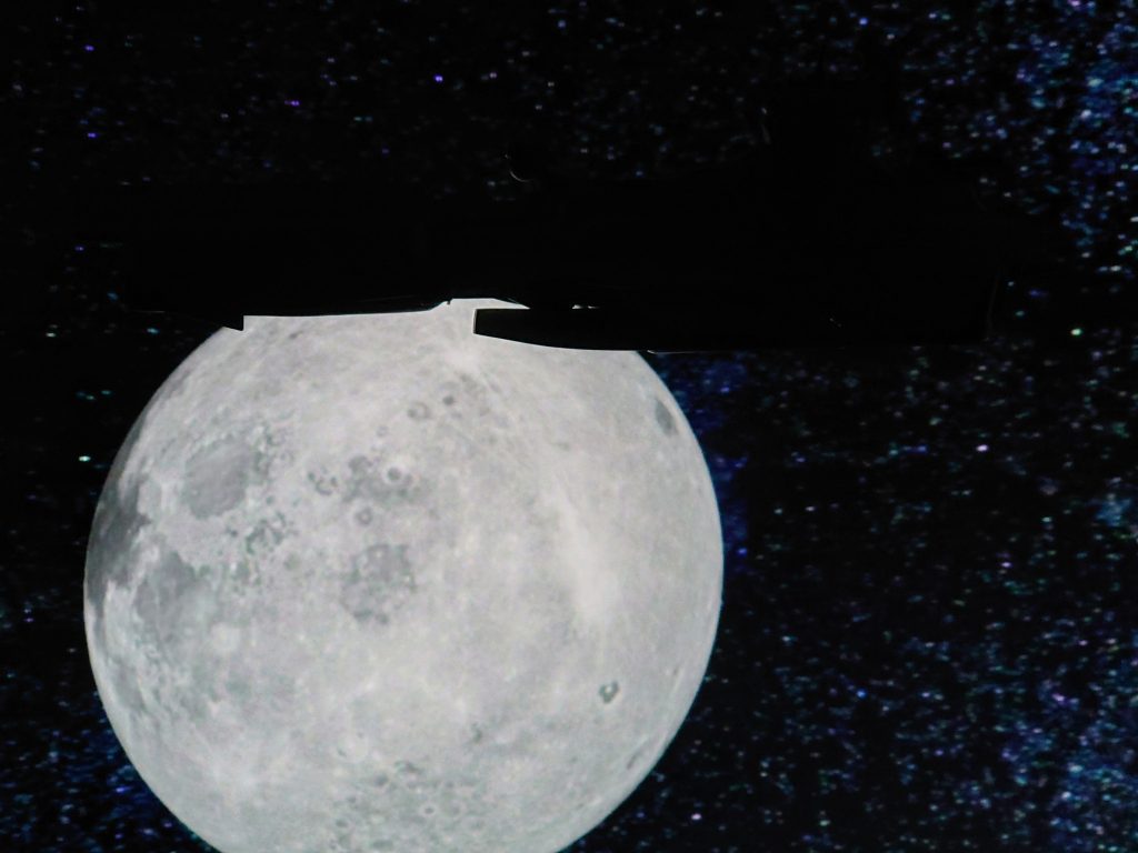 あらかじめ予定された航路に従ってポイントに向かうと、友軍それも自分が所属していると表示されているが、今までに見たこともない艦が停泊していた。