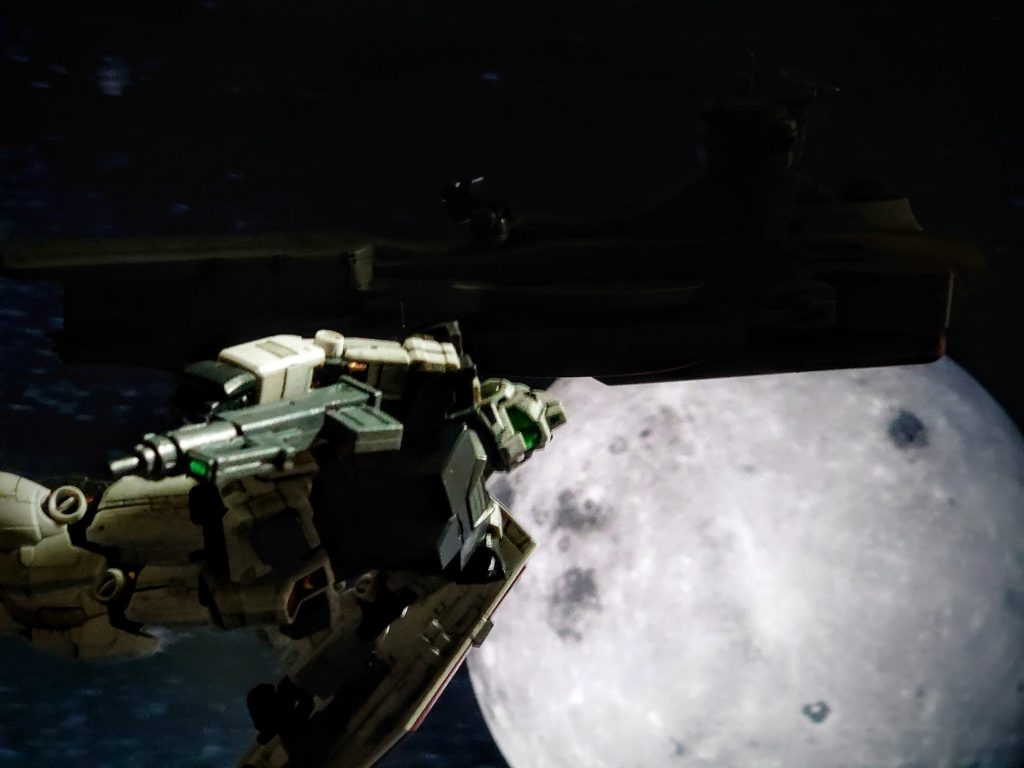 「戦艦? いや、こいつは…」照合データによれば、サラミスMS空母試験艦と表示されていた。『やあ、予想よりも一時間ほど早い到着だね』聞きなれた声がスピーカーから流れて、嫌な予感がした。「お前、基地に居たんじゃないのか…」『今回は、軌道と機動のテストなんだよ』「いや? だから、何でお前がわざわざ艦に乗ってるのかって」『MSを空間運用するんだよ? データだけじゃ何も見えやしないって』「おまっ…」開発者のニュータイプか、と思ったが言わないでおいた。