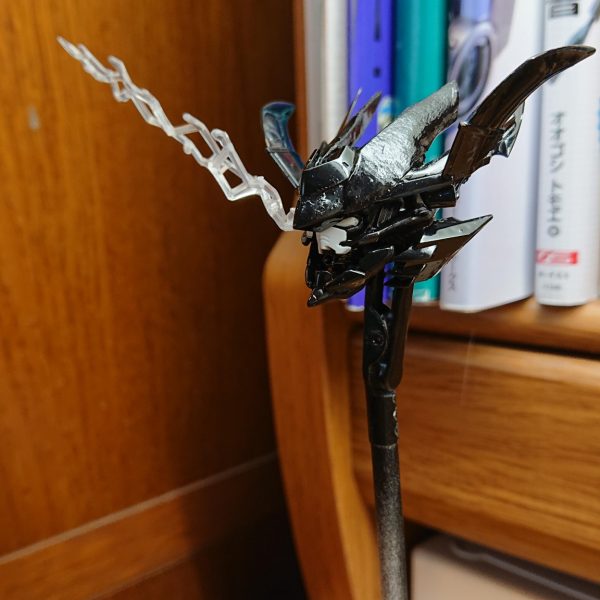 カラースプレーと筆による塗装を行いました見ての通りフレーム、装甲、全部真っ黒です！そして今回はバルバトス特有の目の光エフェクトをバーニア、ビームのクリアパーツで再現何故全部真っ黒なのかそれは今回のバルバトスがあるダークヒーローをモチーフにしてるからです！お楽しみに！（2枚目）