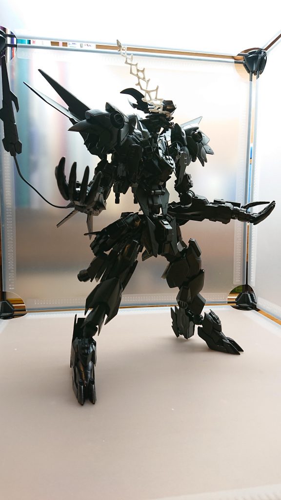 最後に映画の劇中でお馴染みの咆哮のポーズ映画のヴェノムがカッコよかったので獰猛なスタイルのあるバルバトスルプスレクスで再現しましたあちこちトゲトゲしいところもありますがそれはそれでカッコ良く出来たので個人的に満足しています何より今回初めてパテを使用しリコリス、ウルガルのギミックと技術も使っておりいわばこの機体は自分の今持ってるビルダーの技術を使用した集大成ともいえますこれからも様々な技術やテクニックに挑戦し精進していきます