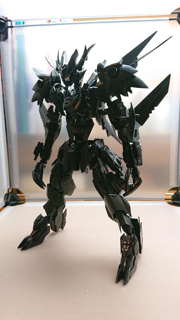 バルバトスヴェノムオリジナルのヴェノムに近づける為に胴体、腕部、脚部、首をジャンクパーツで延長さらに今回はフレームのカラーを統一するためにカラースプレーで塗装そしてマッシブなスタイルを再現する為に装甲に様々なパーツを追加してボリュームを増しています