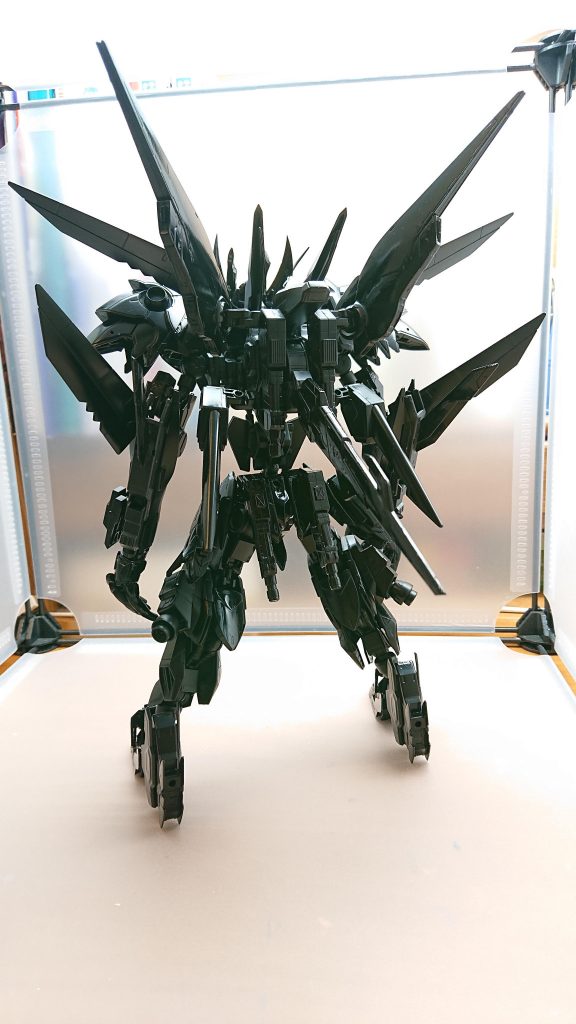 今回の機体はある意味自分の技術の集大成になります過去に製作したバルバトスリコリスの腕部、脚部の延長バルバトスウルガルの口の稼働と動物の獰猛さの再現等も取り入れています