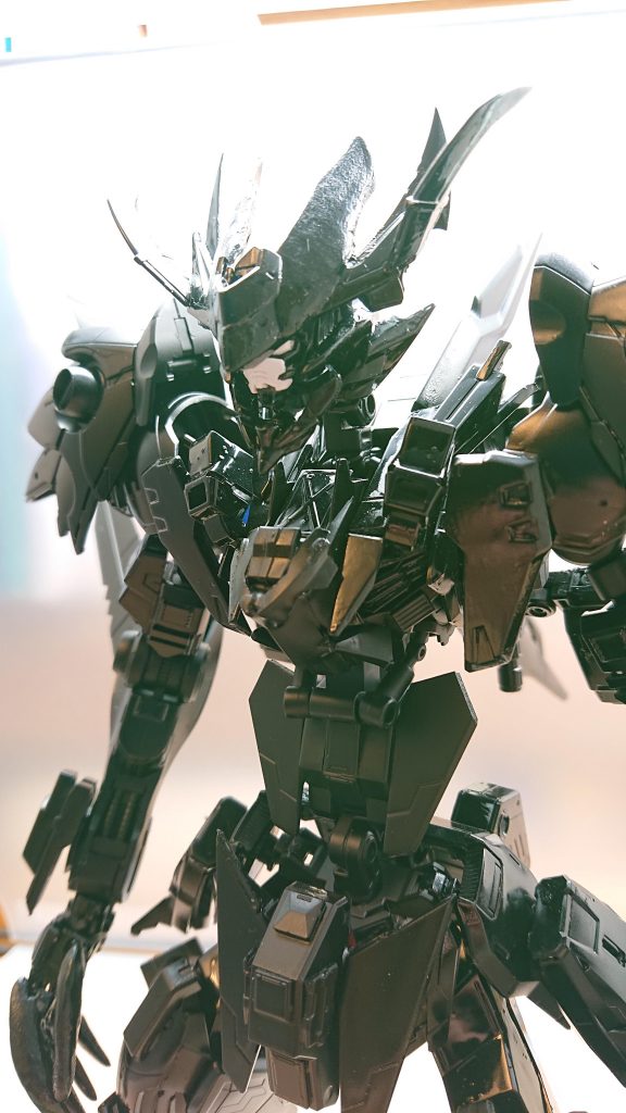 さらに今回も口の開閉を再現塗装でわかりずらいですが以前のバルバトスウルガルの時よりも大幅に使用パーツを削減、簡略化しておりボールジョイントだけで口の開閉ギミックの再現に成功しました