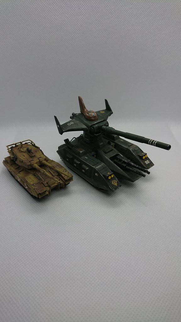 以前作成した61式戦車とツーショット大きさ特に車高が違いすぎる。備砲のサイズ感も全く違ってて、ホントに同じスケールなのかと…。