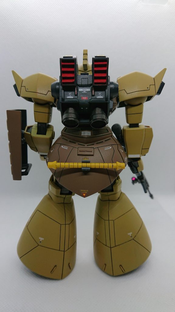 後ろから、バックパックはプラ板から作成しました。四角いスラスターなのか、吸気口なのか、このパーツの作成が1番苦労しました。円柱パーツはドムトローペンの膝パーツで余ってたのをパテで埋めて、その他は適当にジャンクから。