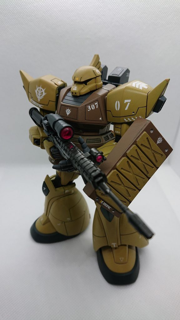 試作型ビームライフルはグリップはゲルググのビームライフル、機関部をF2のザクマシンガンから、機関部はM16にそっくり。銃身部はプラ板から、ピカニティーレール?の作成は頑張りました。ついでに近距離用のスコープを追加。スコープは100均のスワロフスキー風のを1000番で削り、仕上げに金属研磨用のクロスで磨きました。かなりオススメです。