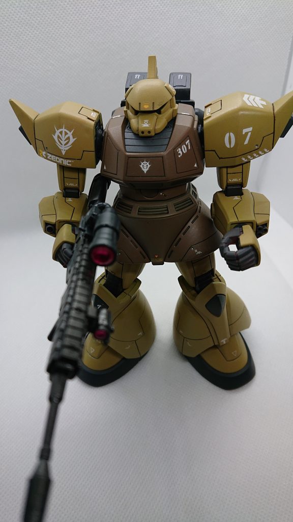 両腕の追加武装もランナーにピンバイスで開口してます。