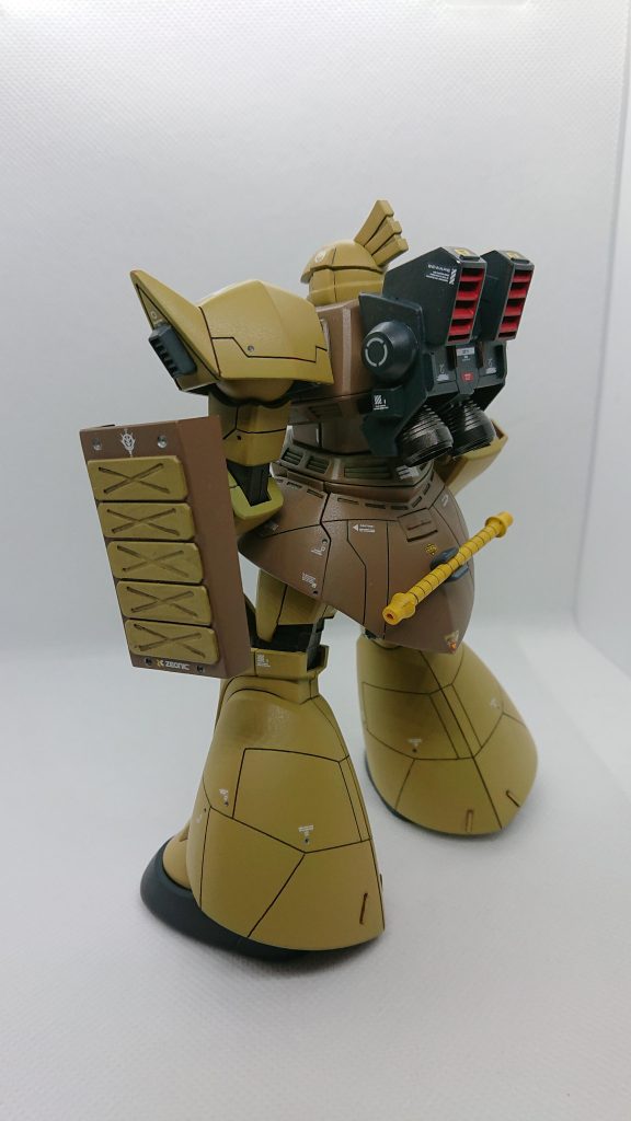 シールドは内側のモールドを彫るのはムリと判断し、0.2mmのプラ板をそれっぽく張り付けてます。