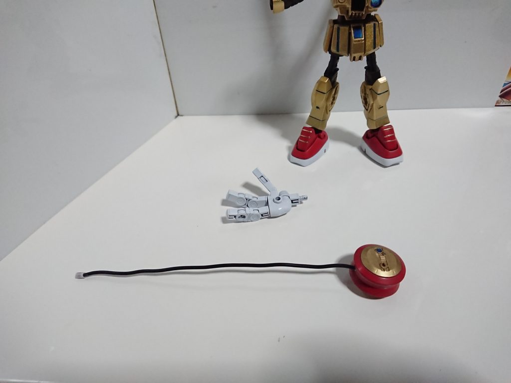 腕とヨーヨーの接続は先端に3mmパイプを付けたリード線です。