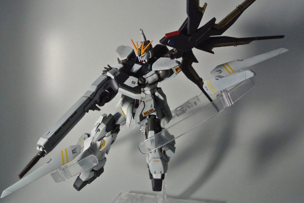 ストフリの羽って展開した姿がかっこいいんですよね、骨の翼感があってダーティな雰囲気になるのがいいですよね