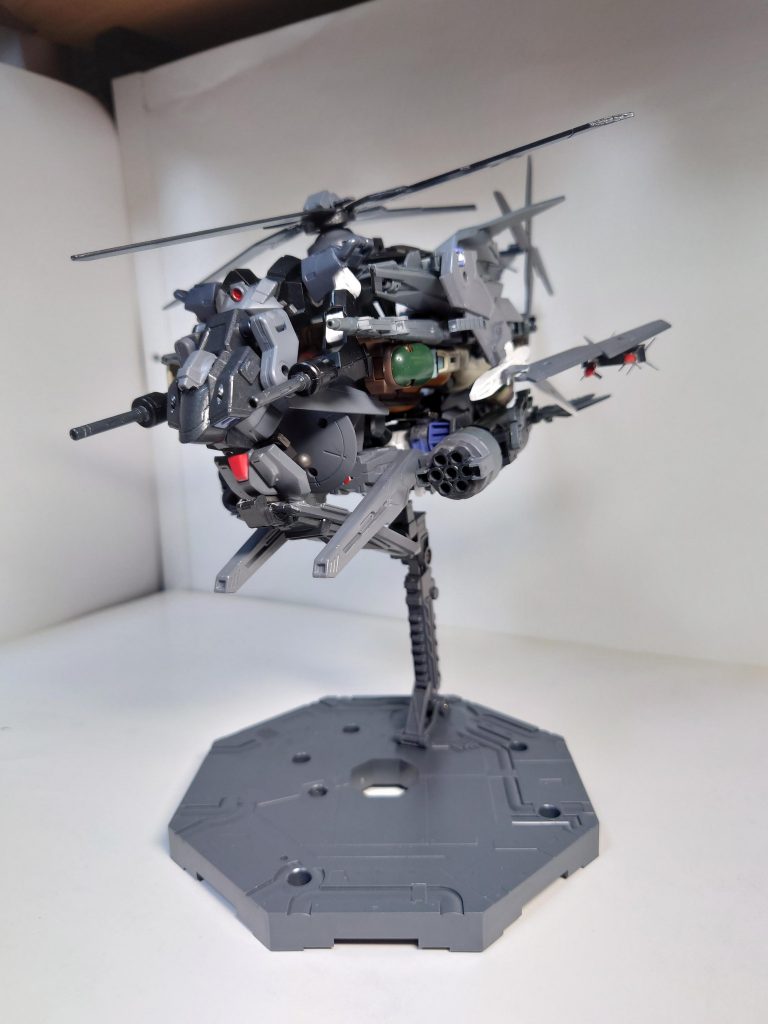 「ベスパ」の上部と下部は分離が出来、支援物資又はモビルスーツを挟み込むようにして運搬も出来ます。また、上部を航空支援機「トップ・ベスパ」、下部を地上支援機「ベース・イヤーウィグ」として運用可能です。