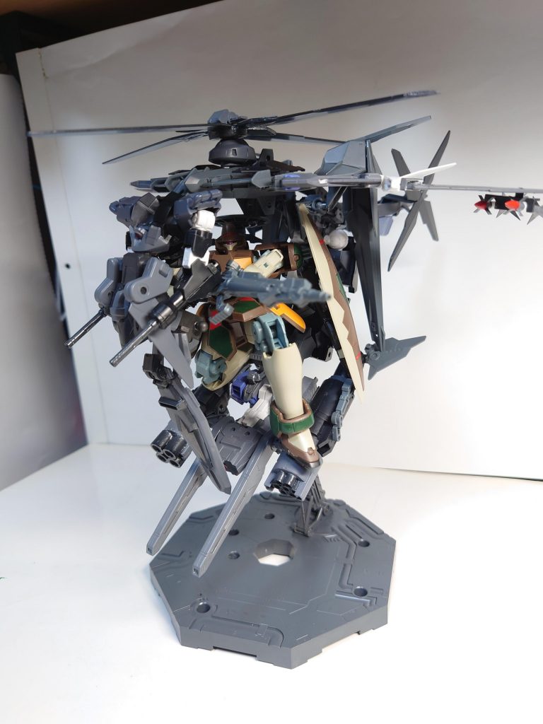 空中でホバリングが出来るヘリならではの運用として、空中狙撃も可能です。このアイデアは「ゴースト・イン・ザ・シェル」からインスパイアを得ました。