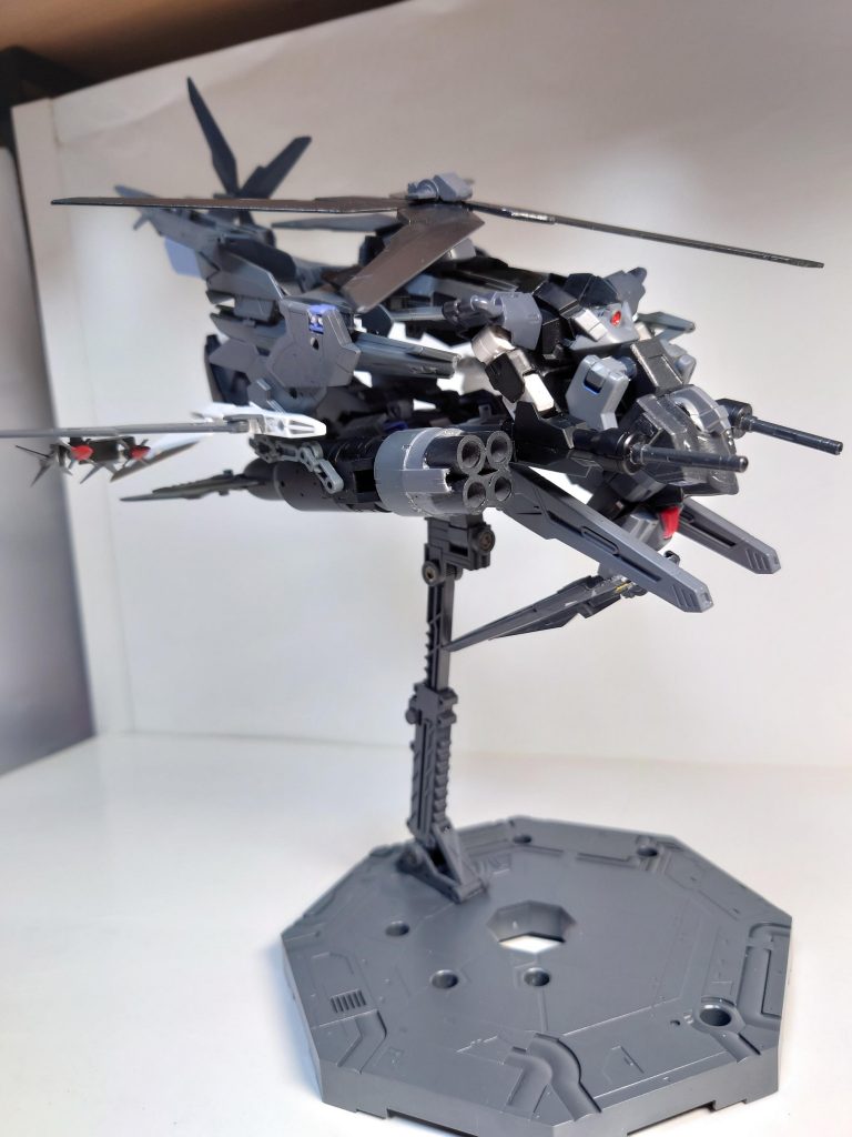 正面に対人バルカン、正面だけでなく側面等に自由度の利くチェーンガン × 2、機体上部側面にビームライフル × 2、機体下部に対地攻撃の出来る高出力ビームキャノン × 2