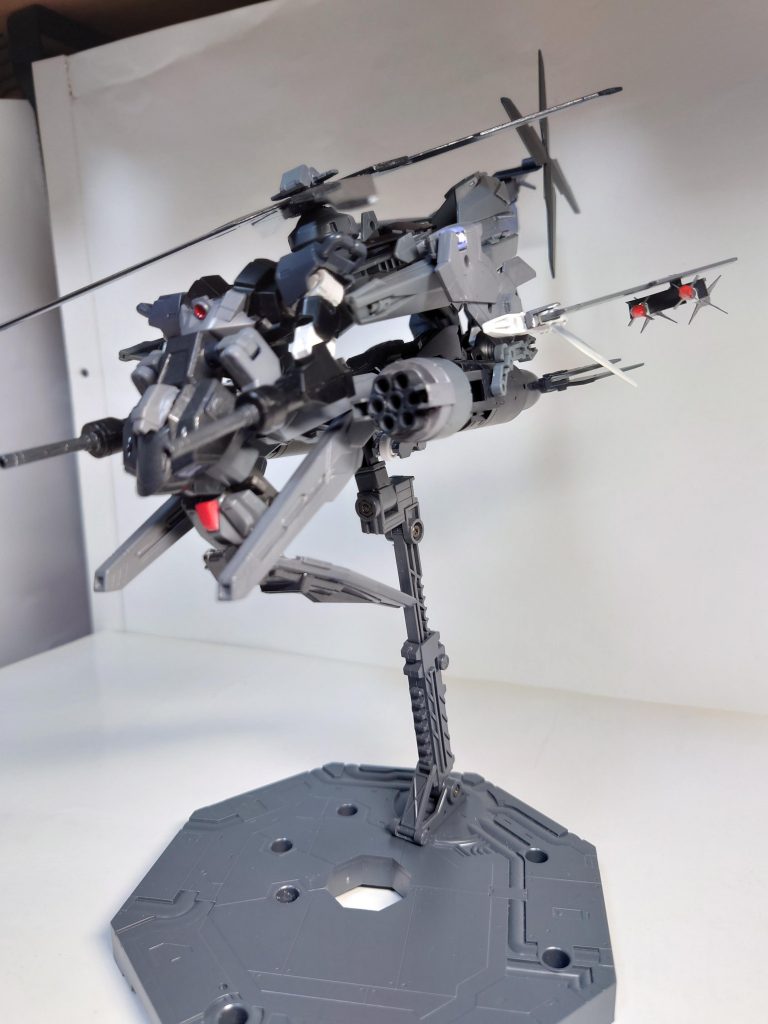 機体側面左側に7連装ミサイルポッド、右側に4連装空対地ミサイル、両主翼に空対空ミサイル × 4　、と「スズメバチ」の名に恥じない攻撃機体となりました。また、正面にシールド・主翼の分厚い部分を畳む事で機体本体・運搬物・運搬機体をガッチリガードします。