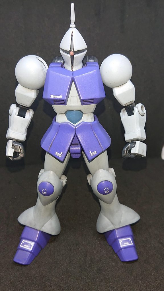 ホントは別のキットを完成させようと思っていたのですが、肩のケガがまだ治りきらずエアブラシを上手く使えない状態なのです。という事で、実家で20数年眠っていたギャンをパパっと塗装して完成させました。