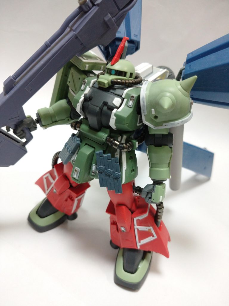 塗装前状態。ザクマシンガンのマガジンは磁石で取り付けられます。