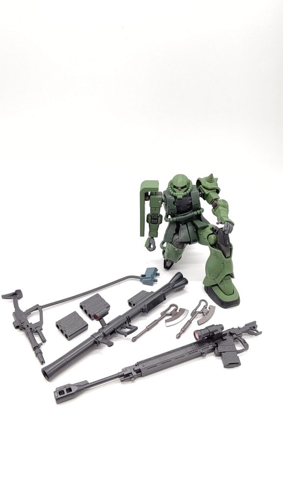 このガンプラ、武装が豊富で楽しい❗️ベルト給弾式ザクマシンガン、バズーカ、対艦ライフル、ヒートホーク(ノーマル&マウント用)が付属パーツにより、胸部バルカン、腕部マシンガンも選択可能モノアイ部には、ビルダーズパーツMSサイトレンズ01(ピンク)をポン付けしています。