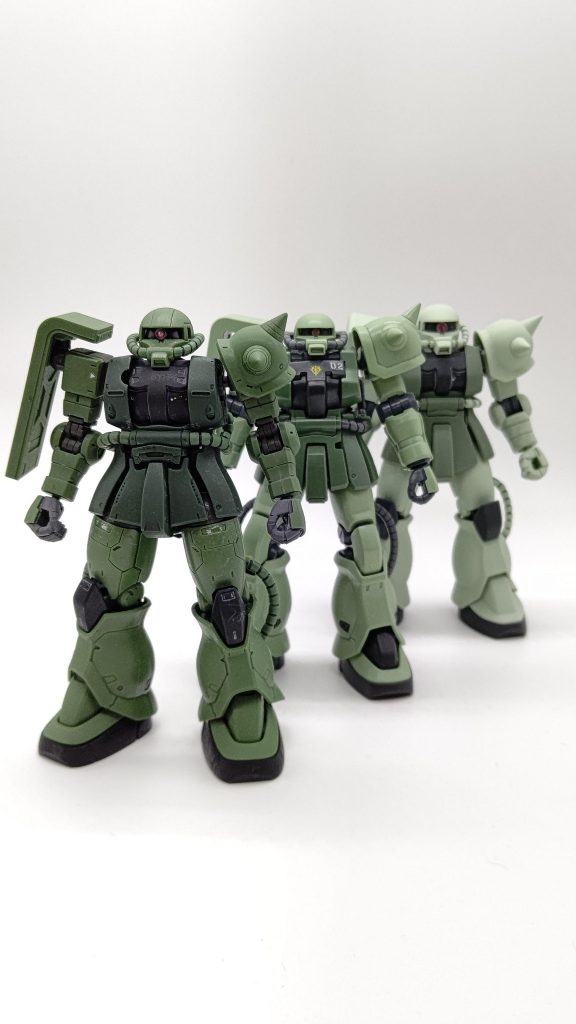 ガンプラリリース順に、「HGUC ザクⅡ」「HGUC ザクⅡF-2型」「HG ザクⅡ C-6/R-6型」こうしてみると、スジボリがスゴい。