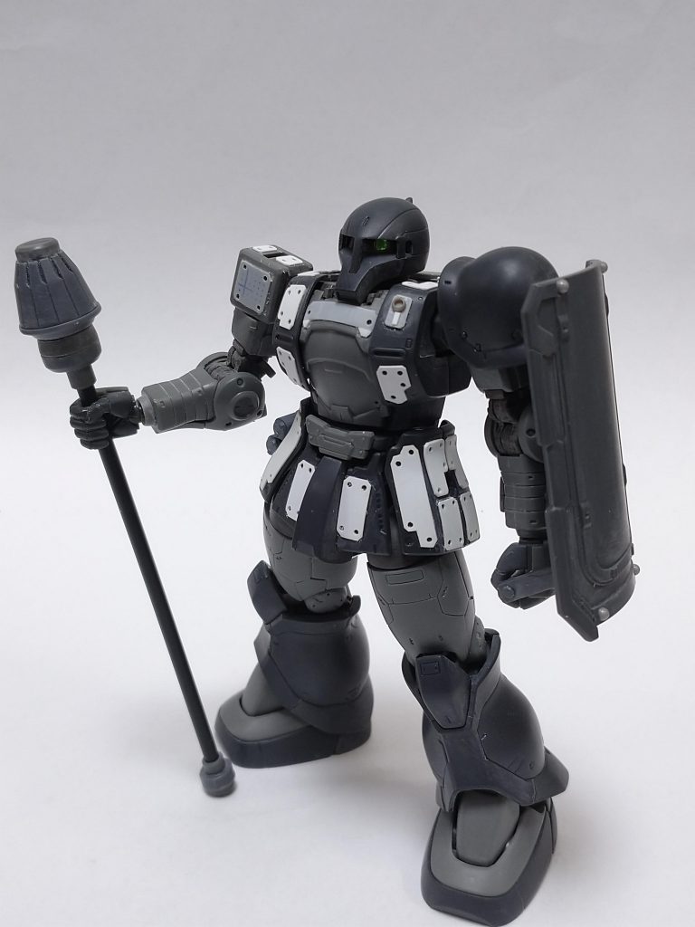 塗装前状態。ボディアーマーや中世時代の古い鎧をイメージしてプラ板を貼っていきました。 