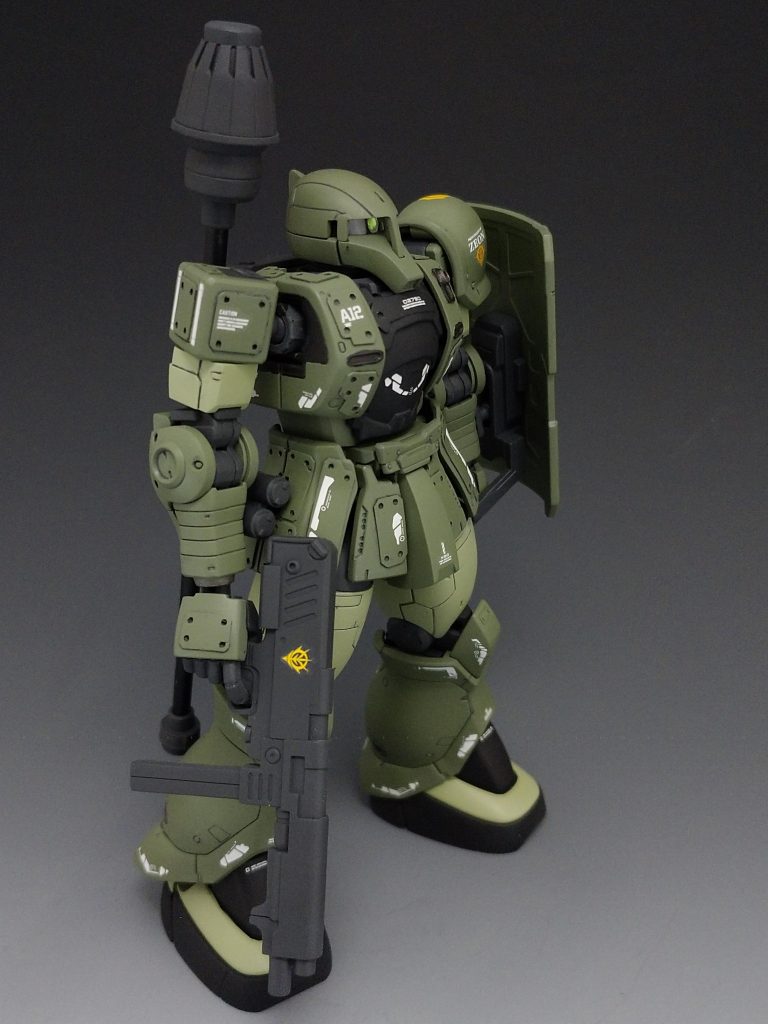 打撃武器は接近戦用武器なのでメイスでMMPｰ80マシンガンも持ってます。