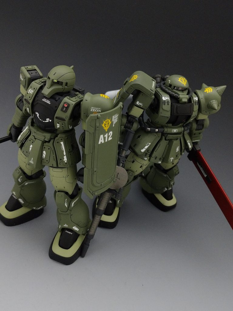 前に製作した物騒なザクと一緒に。もっとハデ目に作れば良かったかも？と反省です。 