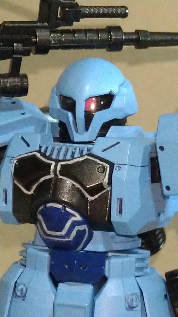 モノアイがいい感じの色で気に入ってますが…胸部の白いラインは根性で塗ったのでガタガタです…