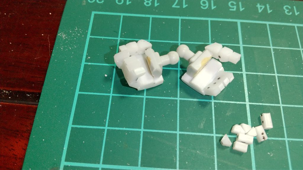 ハンドはCSフレームを使うと余るSDフレームのボール部分を使ってスクラッチ。親指付け根がピアノ線で接続してあり、バズーカは取り外しできます。