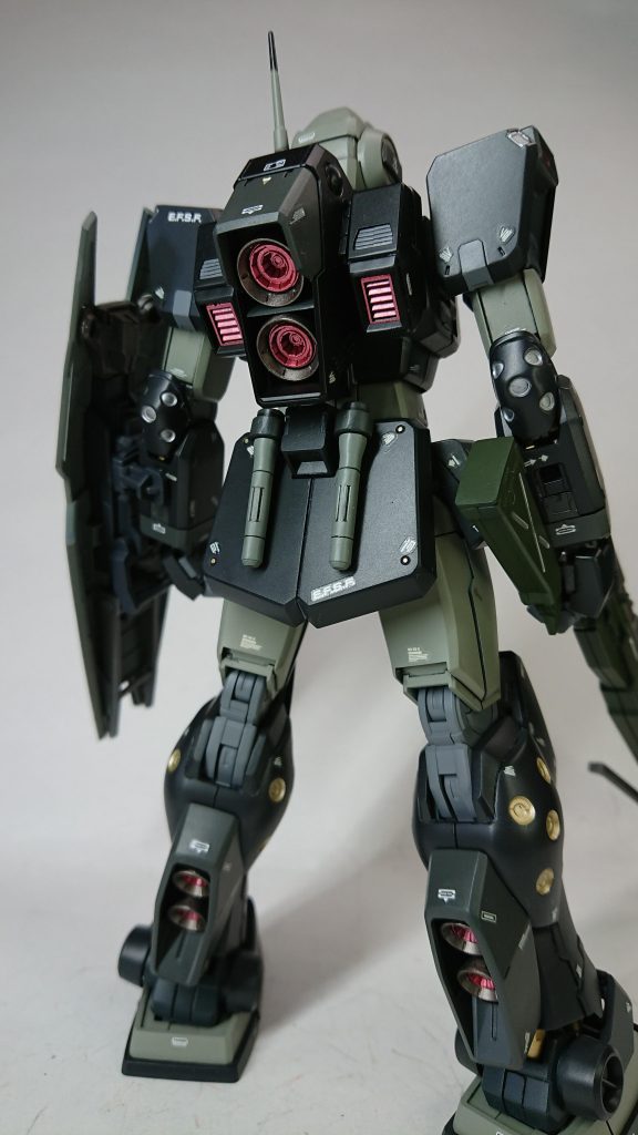 デカールは小さめの物を選んで貼り付けてます。